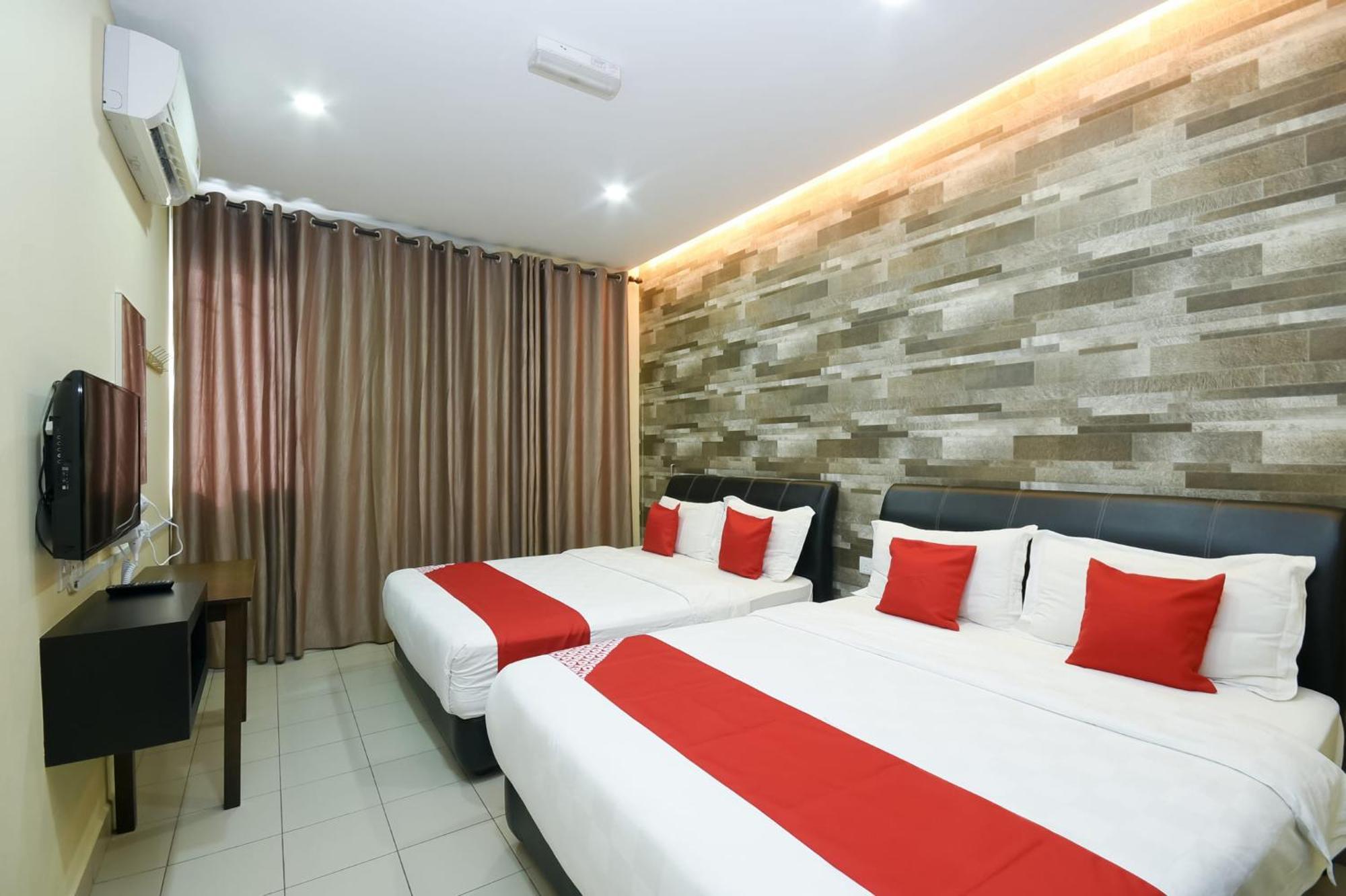 Oyo 89301 Ys Inn Мири Экстерьер фото