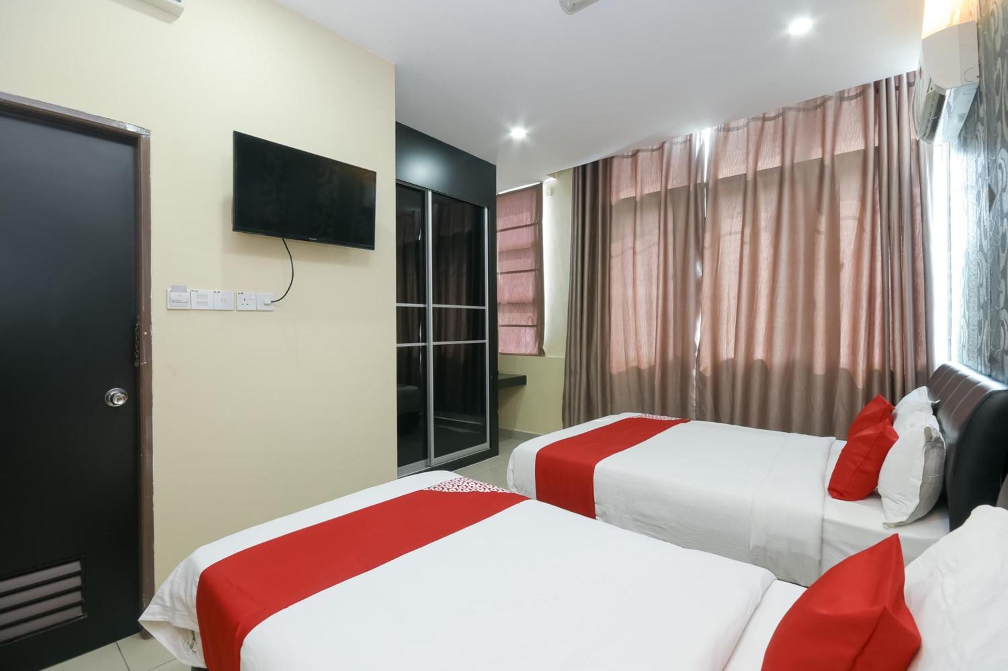 Oyo 89301 Ys Inn Мири Экстерьер фото