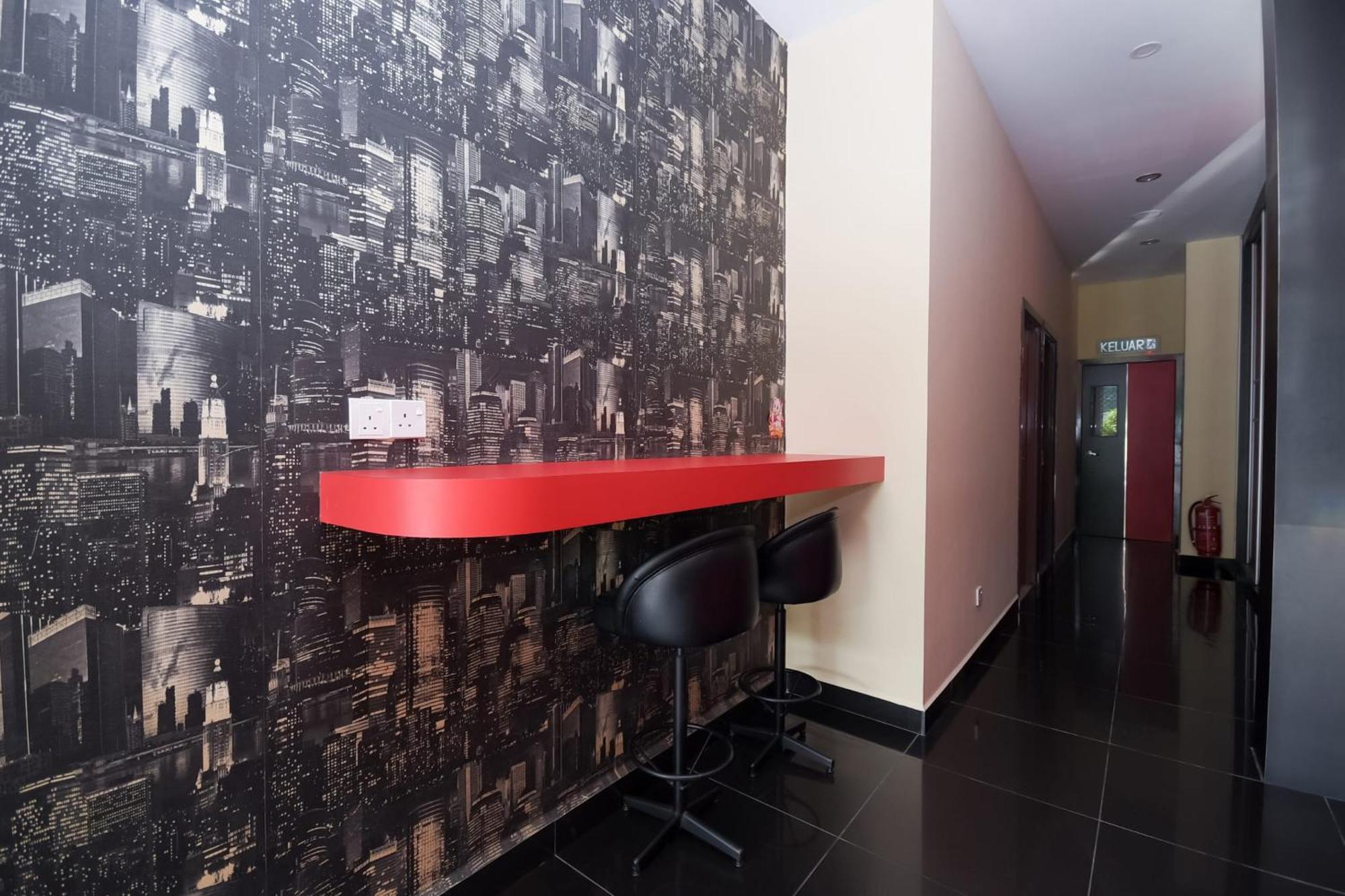 Oyo 89301 Ys Inn Мири Экстерьер фото